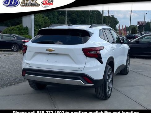 Used 2025 Chevrolet Trax LT FWD image 6