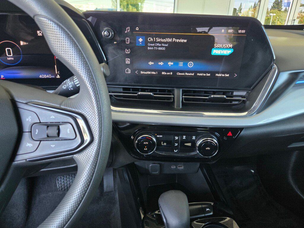 Used 2025 Chevrolet Trax LT FWD image 14