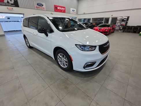 Used 2026 Chrysler Pacifica Select FWD image 5