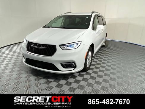Used 2021 Chrysler Pacifica Touring-L FWD image 3