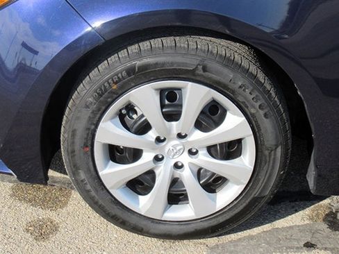 Used 2022 Toyota Corolla LE image 11