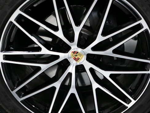 Certified 2025 Porsche Macan image 11