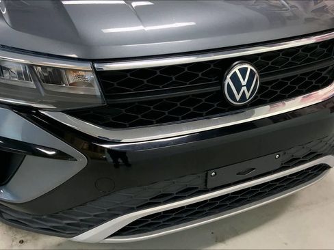 Used 2023 Volkswagen Taos SE w/ Black Wheel Package image 31