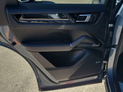 Used 2020 Porsche Cayenne E-Hybrid image 10