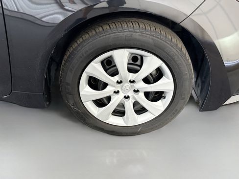 Used 2021 Toyota Corolla LE FWD image 31
