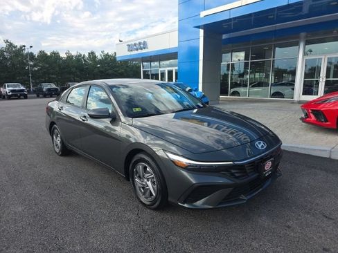 Used 2025 Hyundai Elantra SE FWD image 1