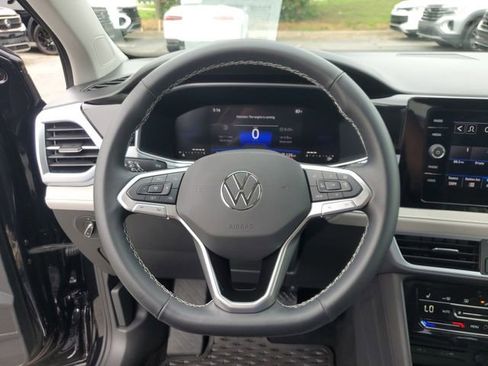 Used 2025 Volkswagen Taos SE w/ Panoramic Sunroof Package FWD image 25