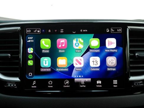 Used 2025 Chrysler Pacifica Select image 9