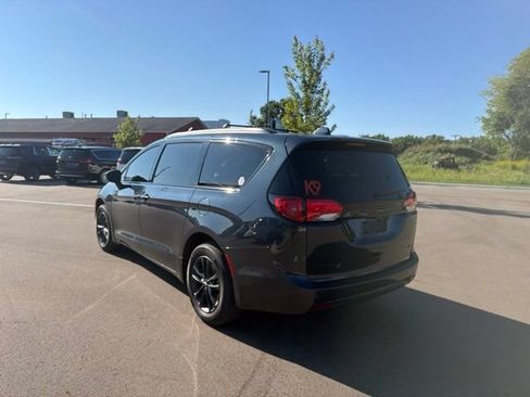 Used 2020 Chrysler Pacifica Touring-L w/ Advanced Safetytec Group AWD/4WD image 3