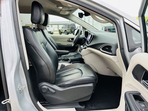 Used 2023 Chrysler Pacifica Touring-L image 33