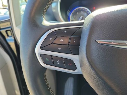 Used 2023 Chrysler Pacifica Touring-L FWD image 23