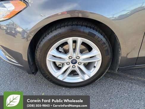 Used 2018 Ford Fusion SE w/ Fusion SE Technology Package FWD image 9
