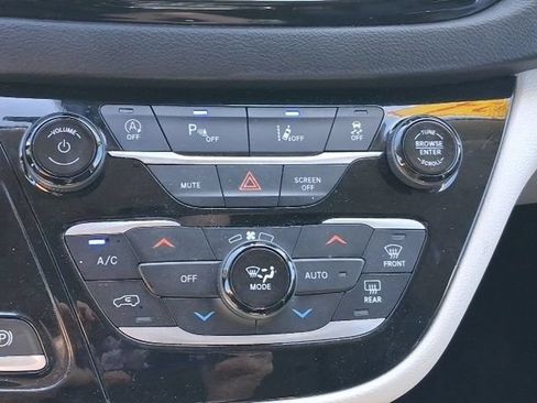 Used 2024 Chrysler Pacifica Touring-L FWD image 24