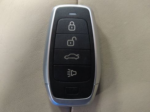 Used 2018 Jeep Cherokee Limited image 32