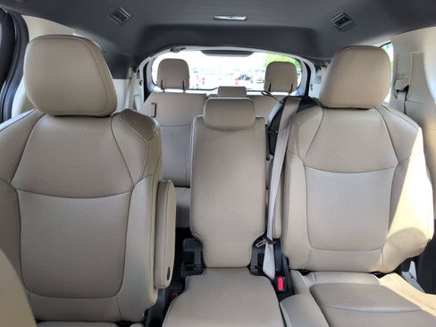 Used 2024 Toyota Sienna XLE FWD image 32