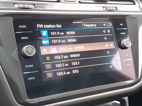 Used 2022 Volkswagen Tiguan SE w/ Panoramic Sunroof Package image 19