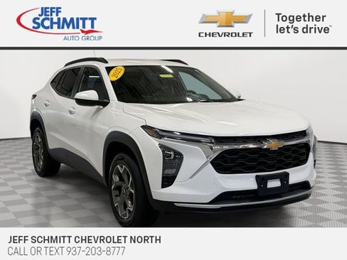 Certified 2025 Chevrolet Trax LT w/ LT Convenience Package image 1