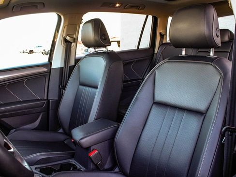 Used 2022 Volkswagen Tiguan SE w/ Panoramic Sunroof Package image 32