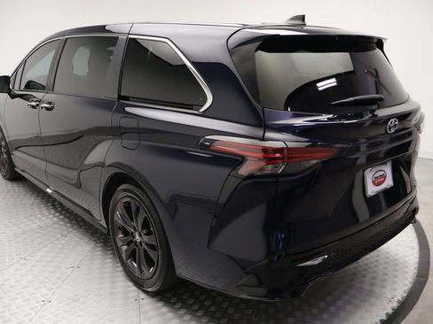 Used 2024 Toyota Sienna XSE FWD image 11