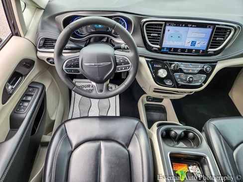 Used 2023 Chrysler Pacifica Touring-L FWD image 13