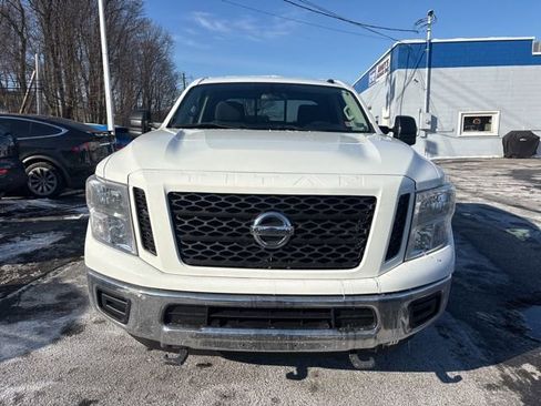 Used 2019 Nissan Titan SV image 2