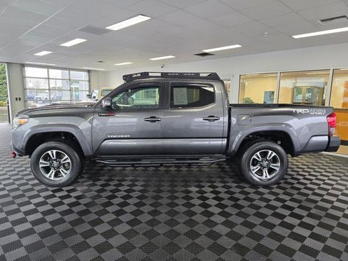 Used 2019 Toyota Tacoma TRD Sport image 6