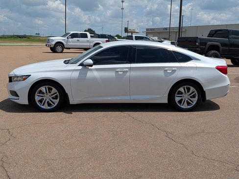 Used 2018 Honda Accord LX image 2
