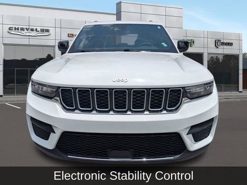 Used 2024 Jeep Grand Cherokee Laredo w/ Luxury Tech Group I AWD/4WD image 9