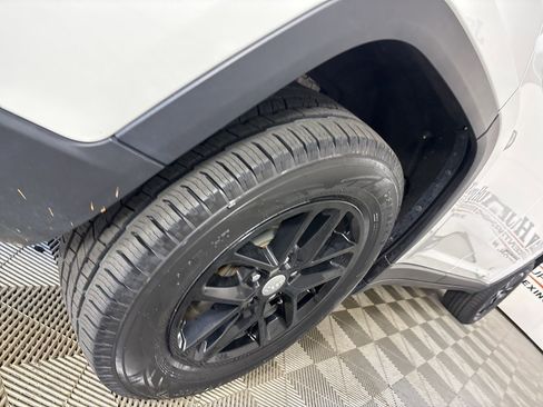 Used 2023 Jeep Grand Cherokee L Laredo w/ Luxury Tech Group I image 32