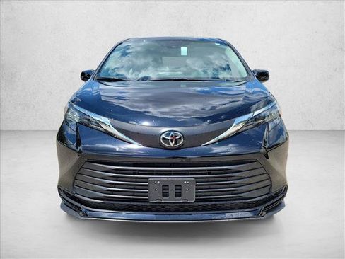 Used 2026 Toyota Sienna LE FWD image 2