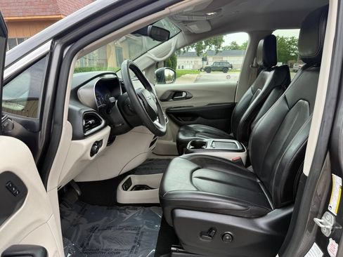 Used 2023 Chrysler Pacifica Touring-L FWD image 10