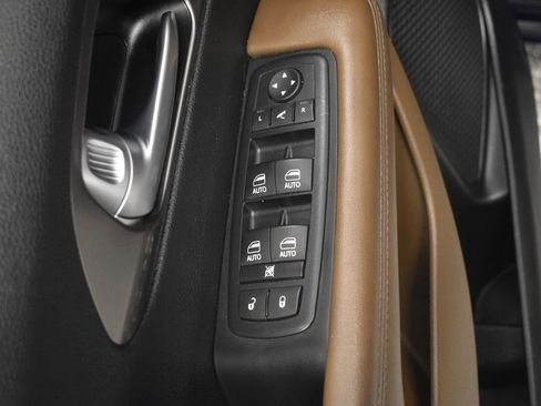 Used 2017 Chrysler Pacifica Limited image 33