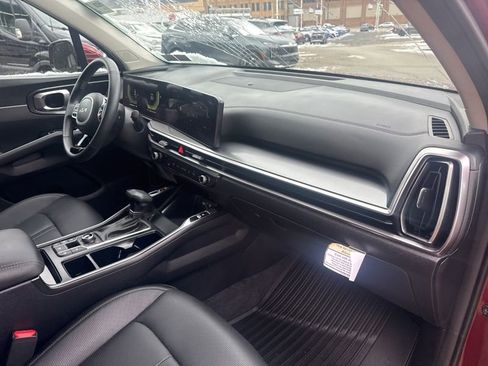 Used 2025 Kia Sorento S image 17