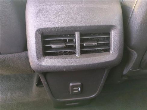 Used 2024 GMC Terrain SLT image 17