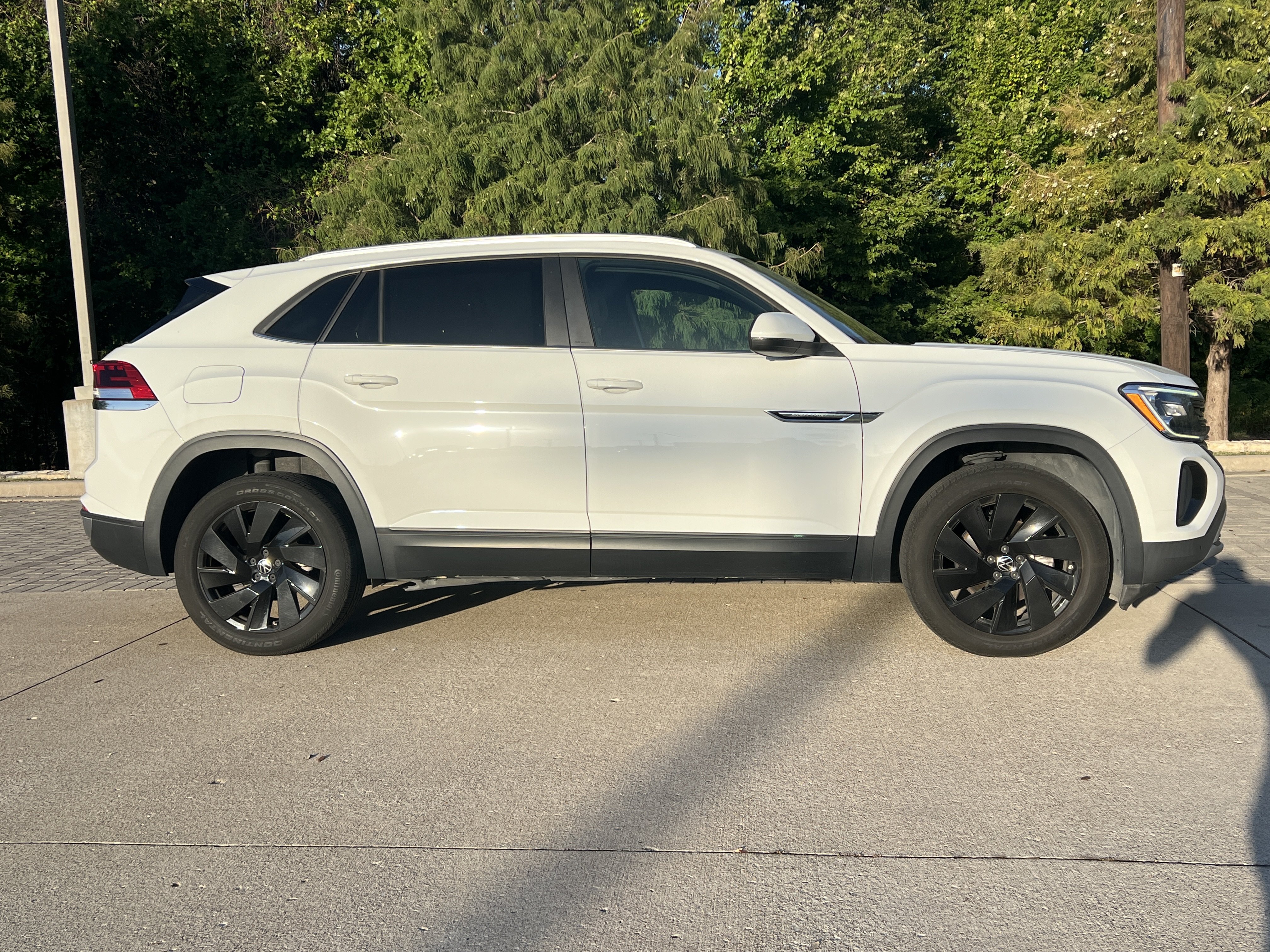 Used 2024 Volkswagen Atlas Cross Sport SE w/ Panoramic Sunroof Package FWD image 10