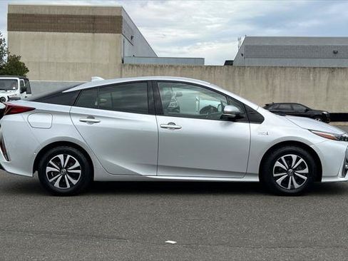 Certified 2017 Toyota Prius Prime Advanced w/ Carpet Mat Package FWD image 6