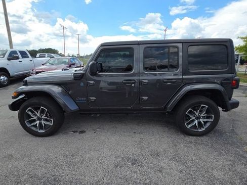 Used 2024 Jeep Wrangler Unlimited w/ Convenience Group AWD/4WD image 11