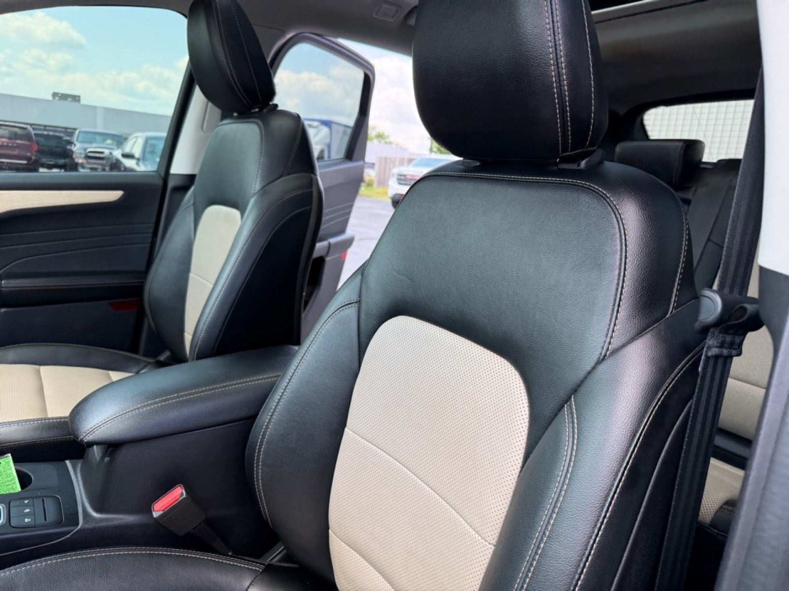 Used 2022 Ford Escape Titanium w/ Titanium Elite Package AWD/4WD image 29