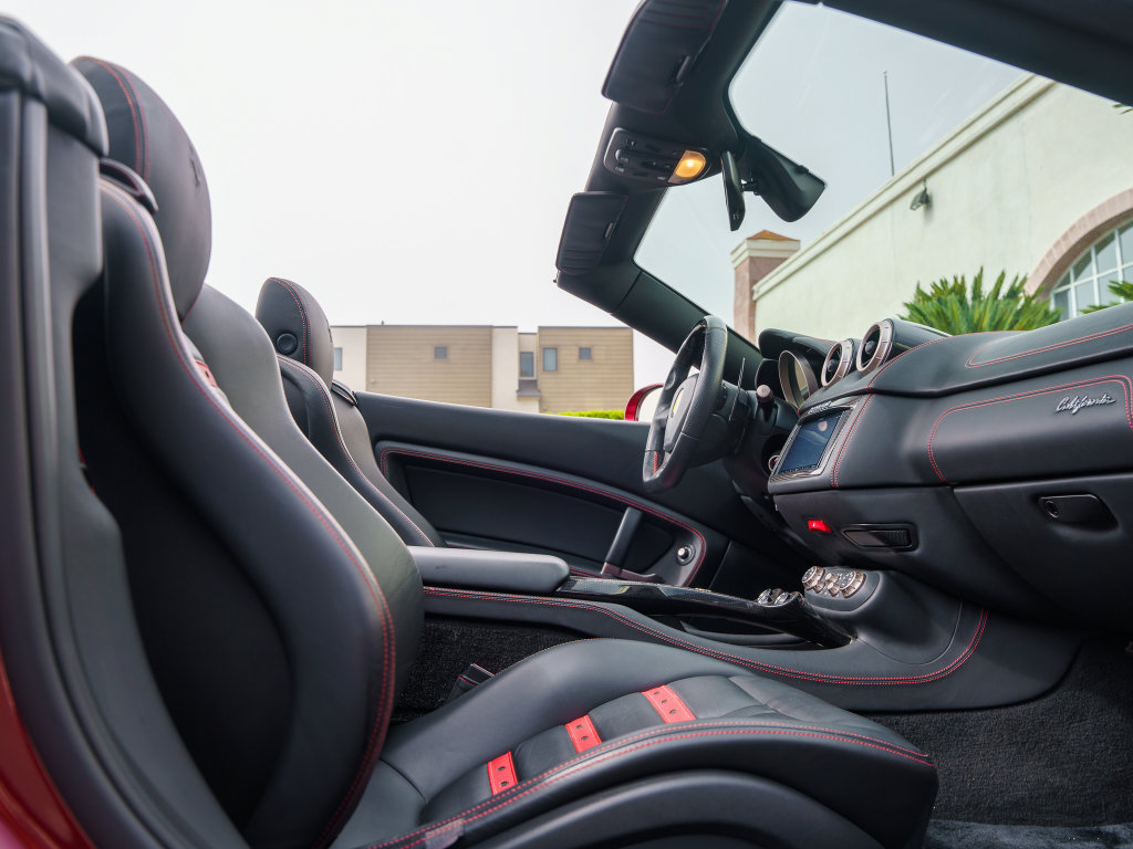 Used 2010 Ferrari California RWD image 28