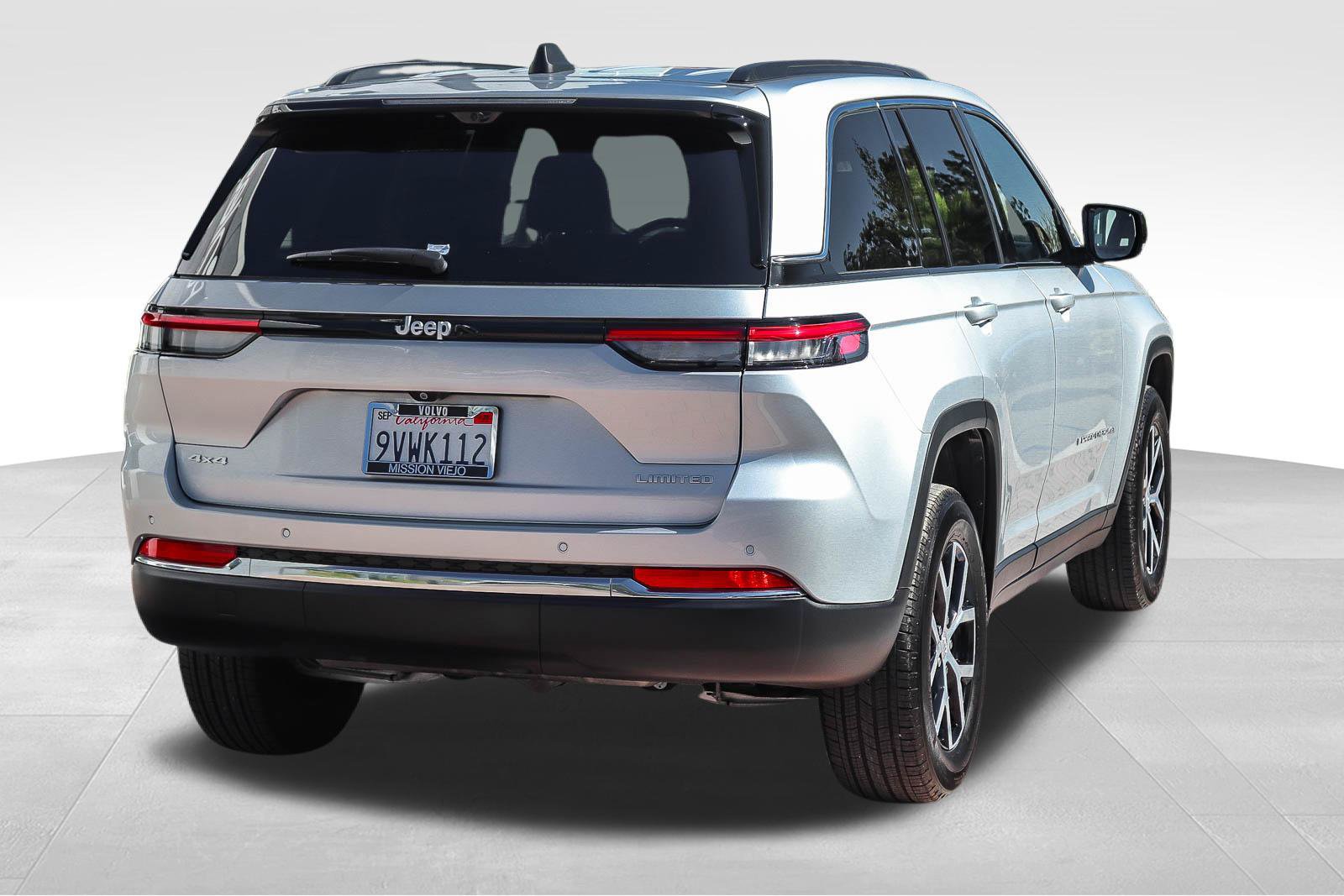 Used 2025 Jeep Grand Cherokee Limited w/ Luxury Tech Group II AWD/4WD image 7