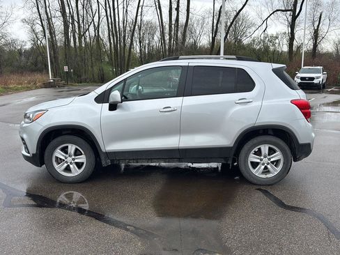 Used 2022 Chevrolet Trax LT w/ LT Convenience Package image 2