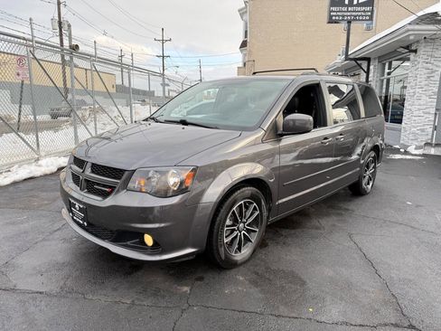 Used 2017 Dodge Grand Caravan GT image 2
