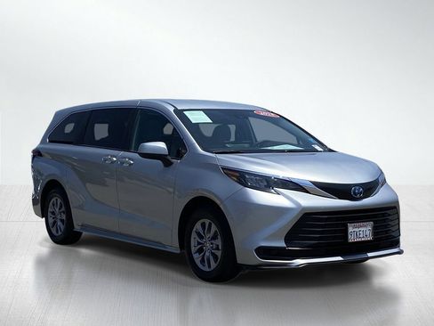 Used 2025 Toyota Sienna LE FWD image 12