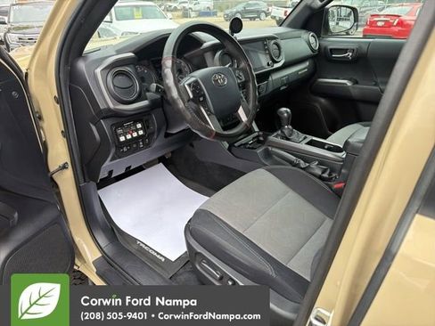 Used 2020 Toyota Tacoma TRD Off-Road w/ Technology Package AWD/4WD image 13