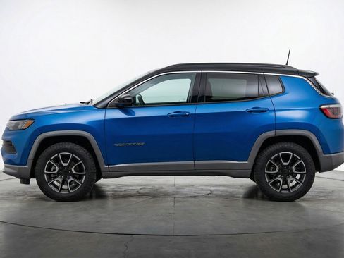 Used 2025 Jeep Compass Trailhawk image 5