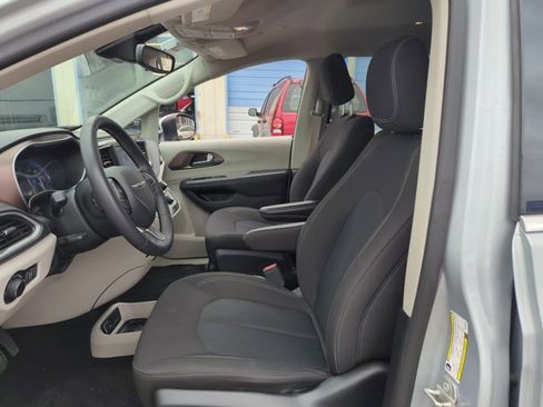Used 2023 Chrysler Voyager LX image 13