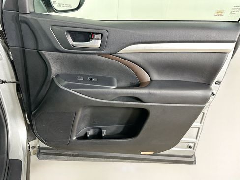 Used 2018 Toyota Highlander XLE image 36