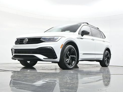 Used 2023 Volkswagen Tiguan SE R-Line FWD image 40