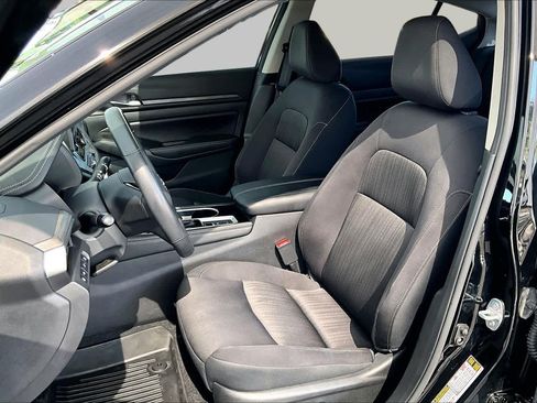 Used 2024 Nissan Altima 2.5 SV w/ SV Premium Package FWD image 8