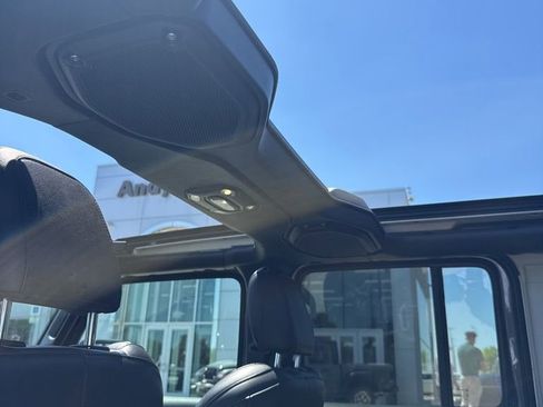 Used 2022 Jeep Wrangler Unlimited Sahara w/ LED Lighting Group AWD/4WD image 10